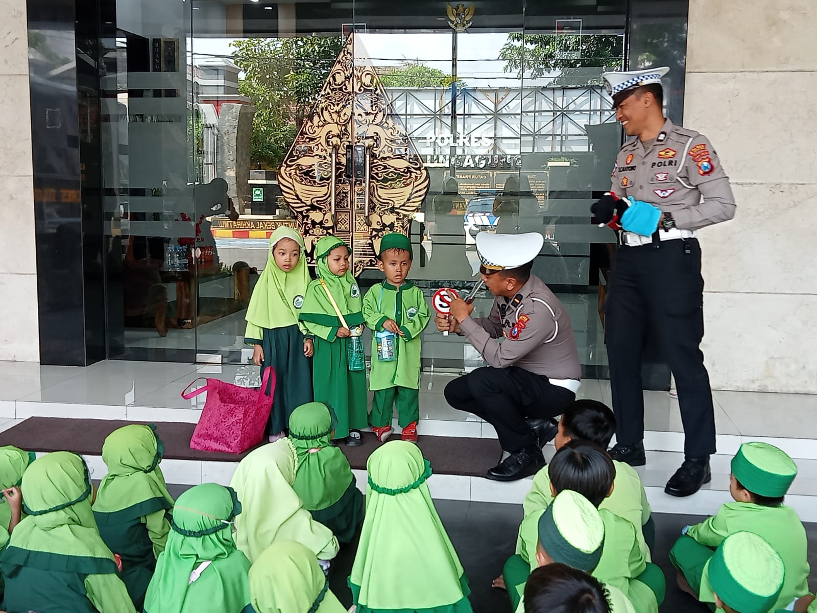 Polsanak, Satlantas Polres Tulungagung Ajak Siswa-Siswi TK Kenali Rambu Lalu Lintas 