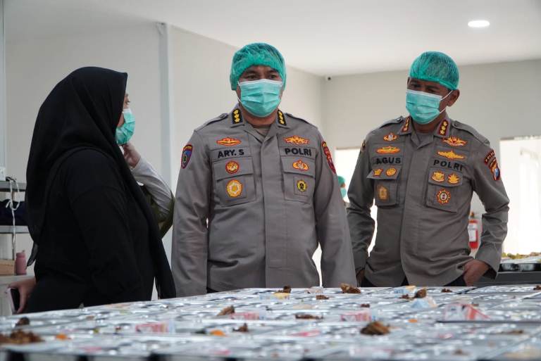 Dukung Asta Cita, Polda Jatim Salurkan Makanan Bergizi Gratis untuk Pelajar