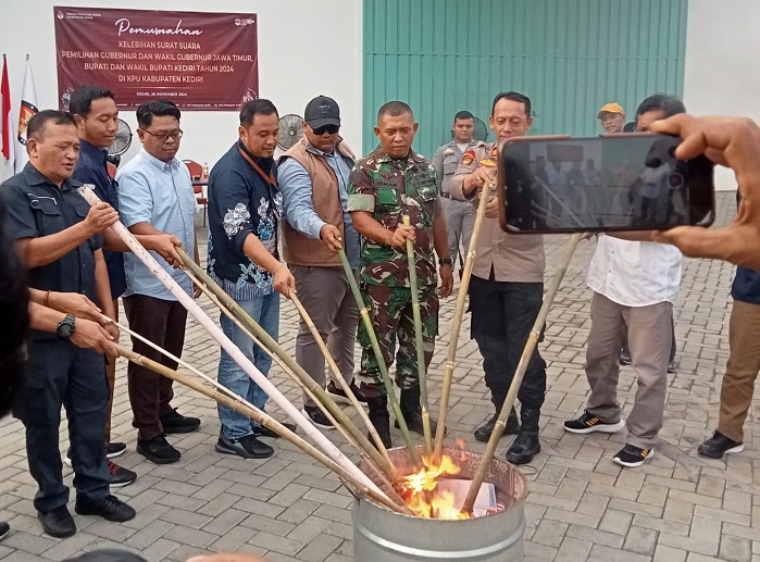 KPU Kabupaten Kediri Musnahkan Surat Suara Sisa dan Rusak, Lomba Selfie bagi Pemilih di TPS