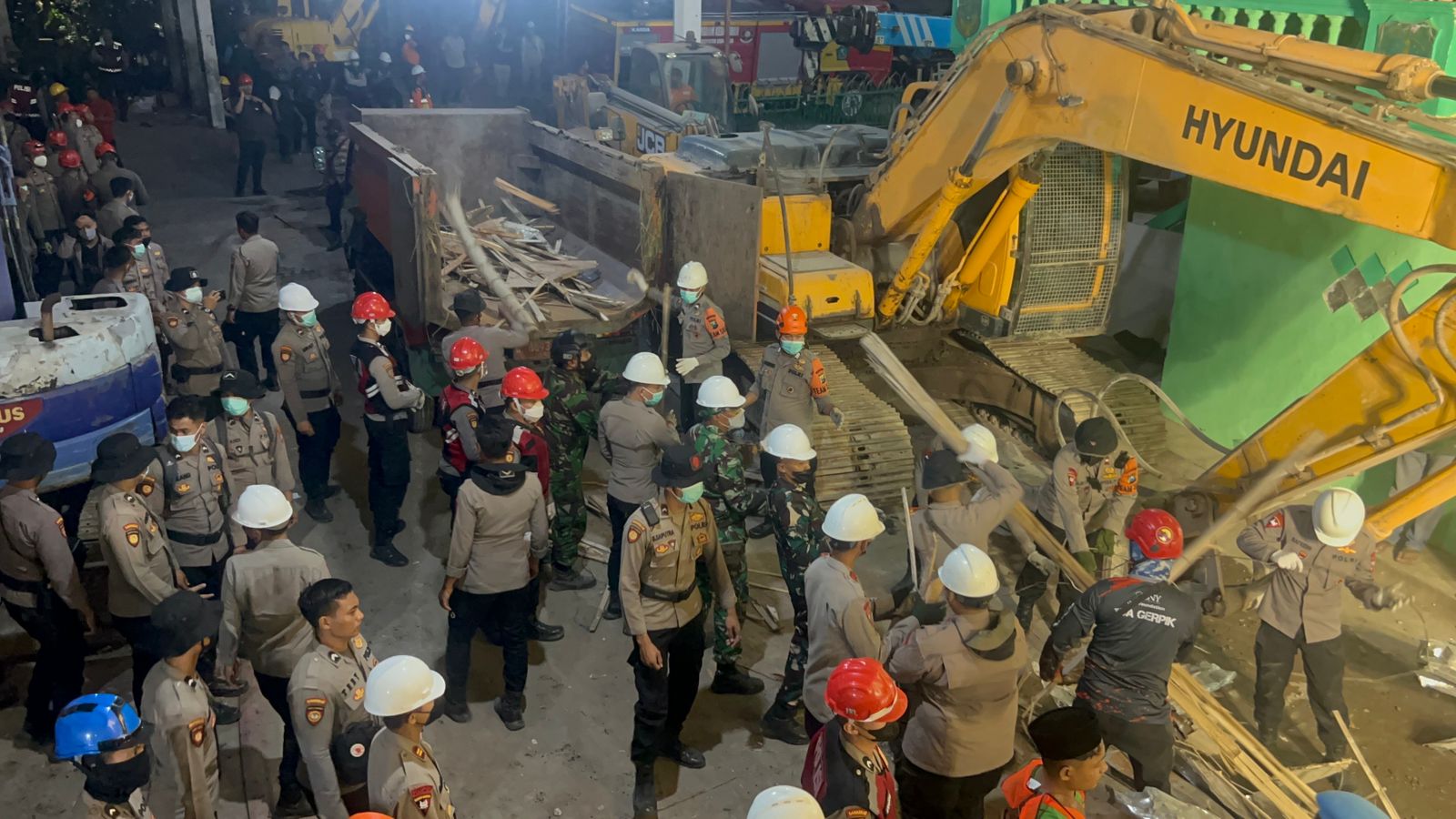 Personel TNI-Polri Berjibaku Bersihkan Puing Reruntuhan Bangunan Ponpes Al Khoziny