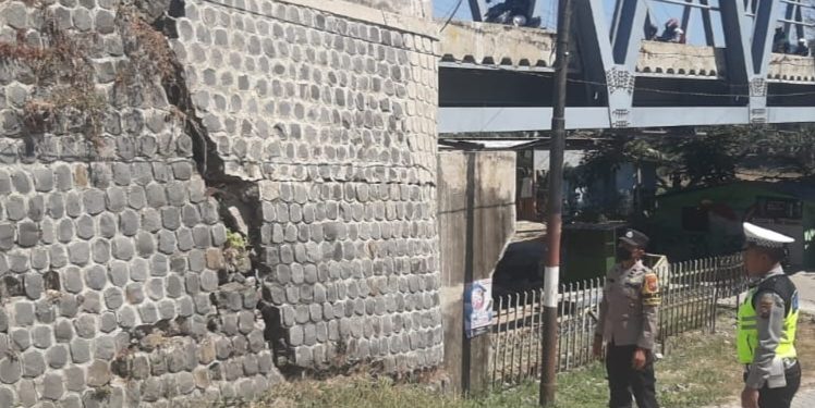 Polsek Bojonegoro Kota Cek Pondasi Jembatan Kaliketek Retak