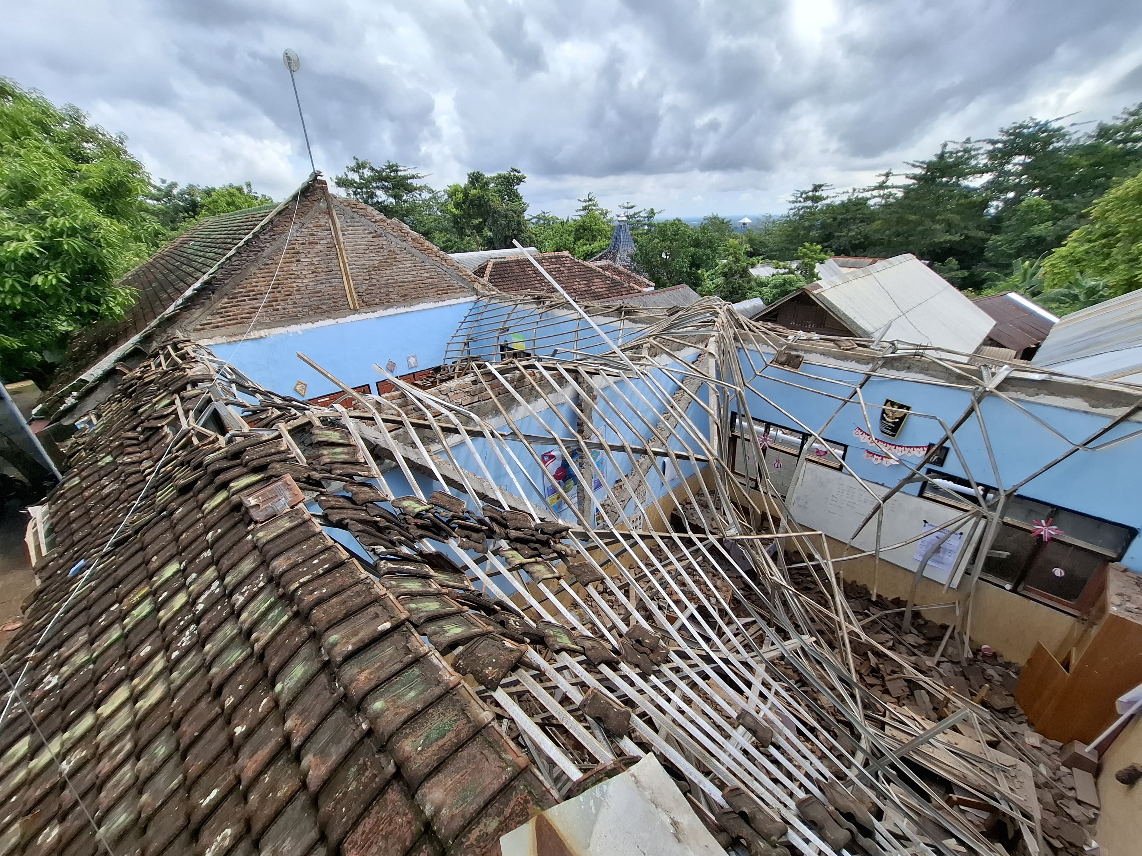 Tak Kuat Menahan Beban, Atap Ruang Kelas SDN Petung III Ambruk