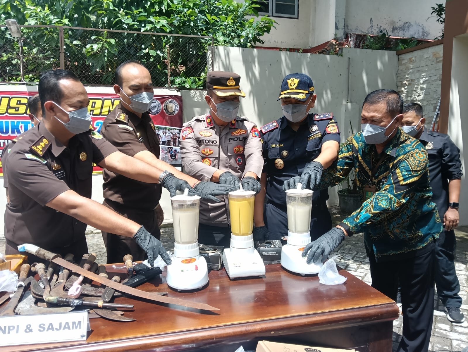 Ratusan Perkara Tuntas, Kejari Jember Musnahkan Barang Bukti Narkotika hingga Senjata Tajam