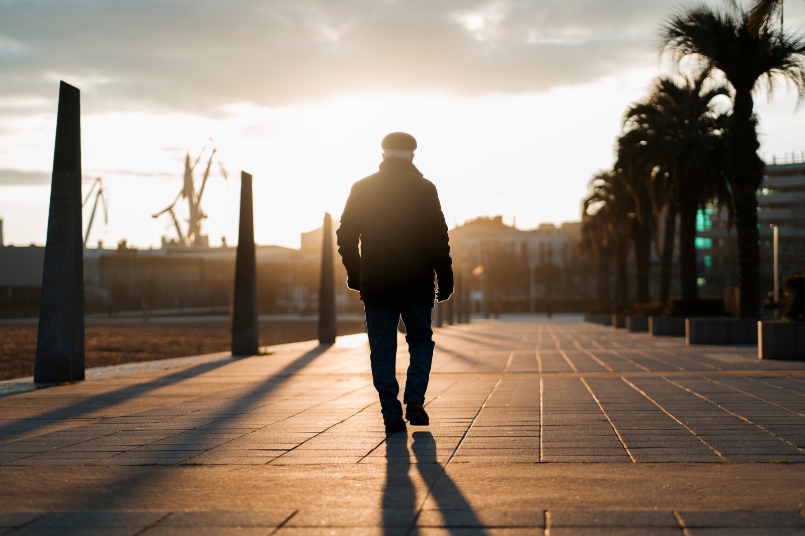 Manfaat Silent Walking Setiap Pagi, Jalan Tanpa Gadget Membuat Pikiran Lebih Tenang