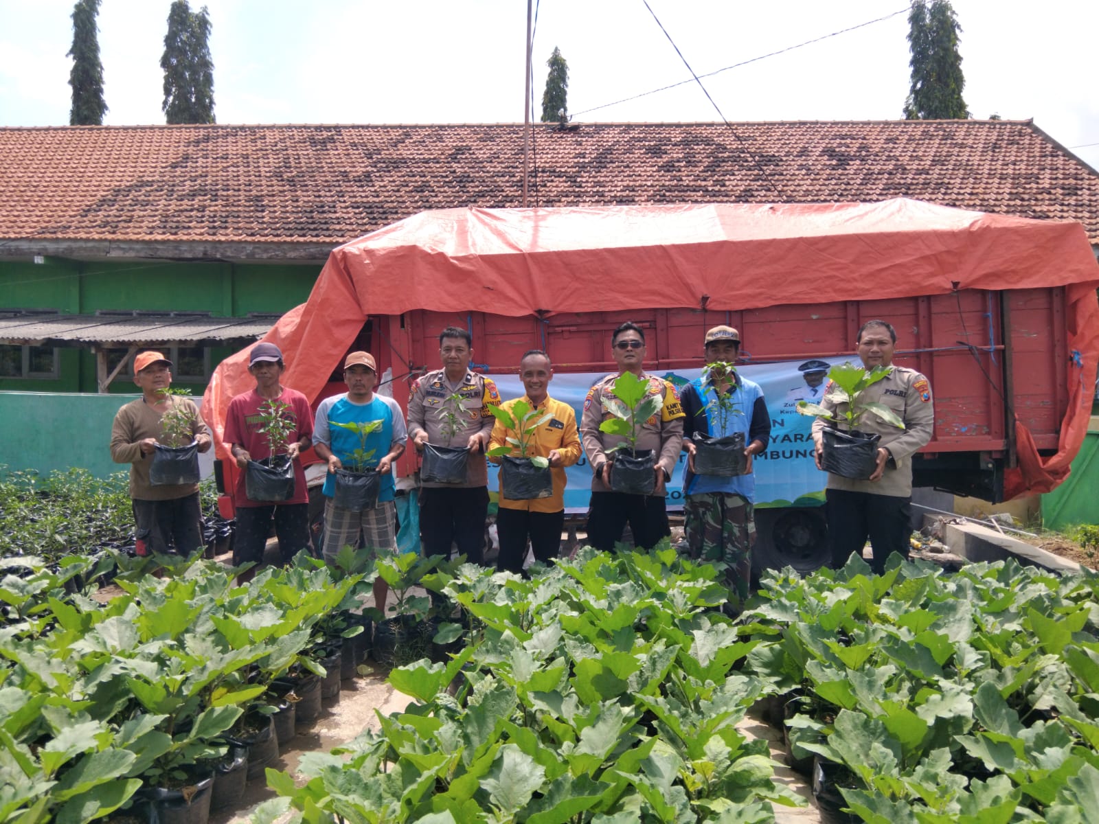 Polisi dan Pemdes Distribusikan Bibit Hortikultura di Lemujut Krembung