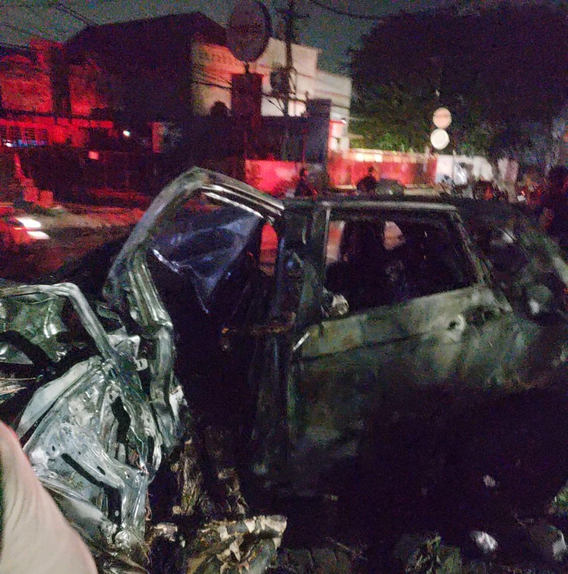 Honda Jazz Tabrak Pohon dan Terbakar  di Manyar Kertoarjo, 2 Tewas 1 Patah Tulang