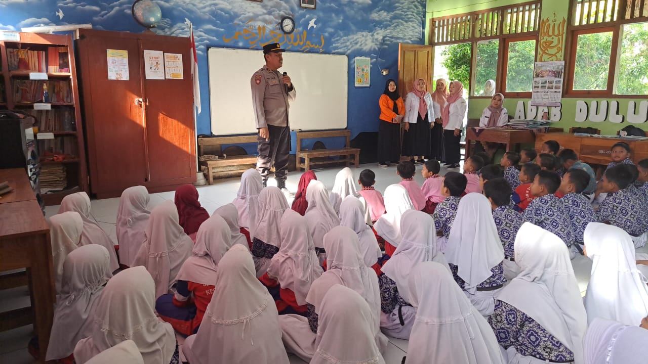 Panit Binmas Polsek Padangan Beri Penyuluhan Anti Bullying dan Tertib Berlalulintas di SDN 02 Sidorejo