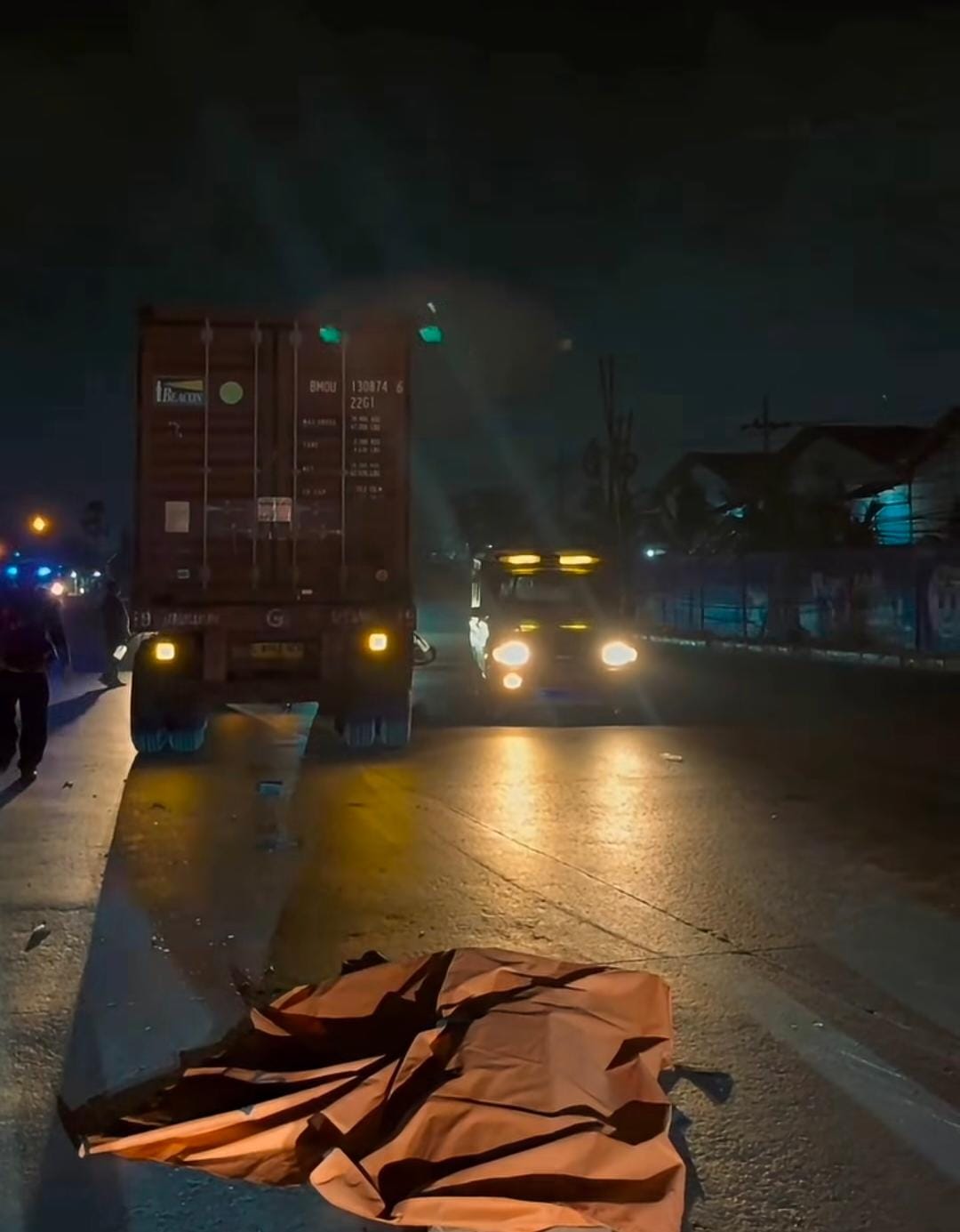 Pengendara Motor Tewas Terlindas Truk Trailer di Jalan Kalianak