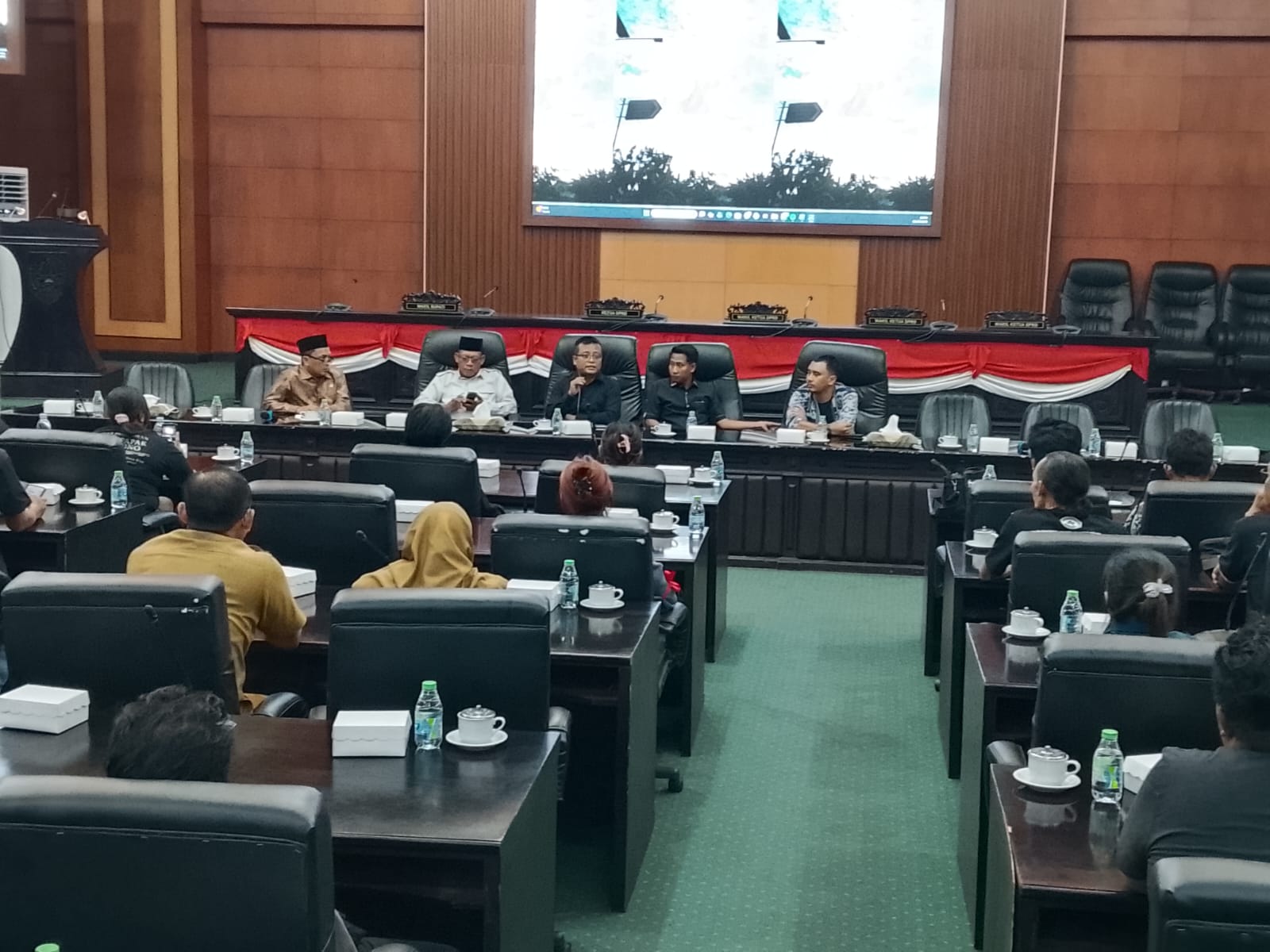 Datangi DPRD, PKL Gerdupapak Dapat Kepastian Soal Status Zona dan Jam Operasional