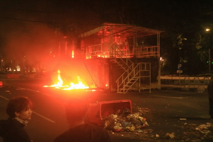 Surabaya Mencekam, 3 Pos Polisi Dibakar Massa