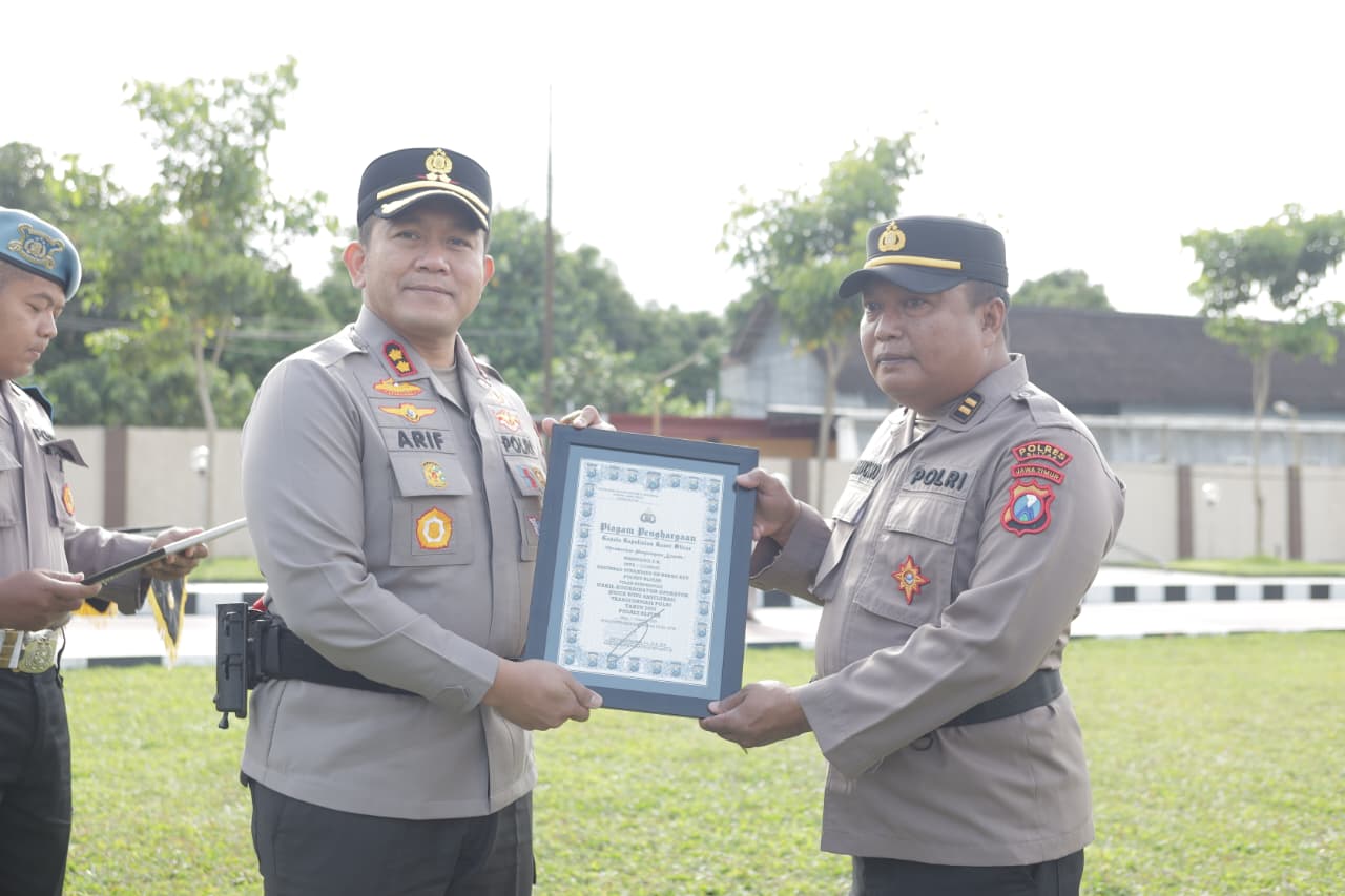 Apel Jam Pimpinan, Kapolres Blitar Beri Penghargaan Anggota Berprestasi