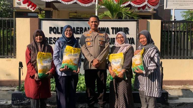 Polsek Rungkut Bersinergi dengan Bulog, Ratusan Warga Antusias Serbu Gerakan Pangan Murah