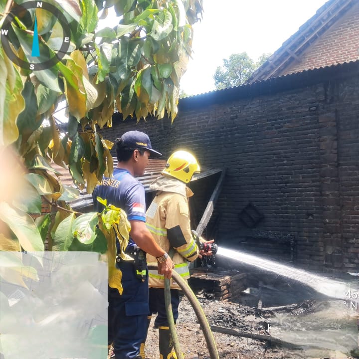 Tempat Penyimpanan Kayu di Krecek Badas Terbakar