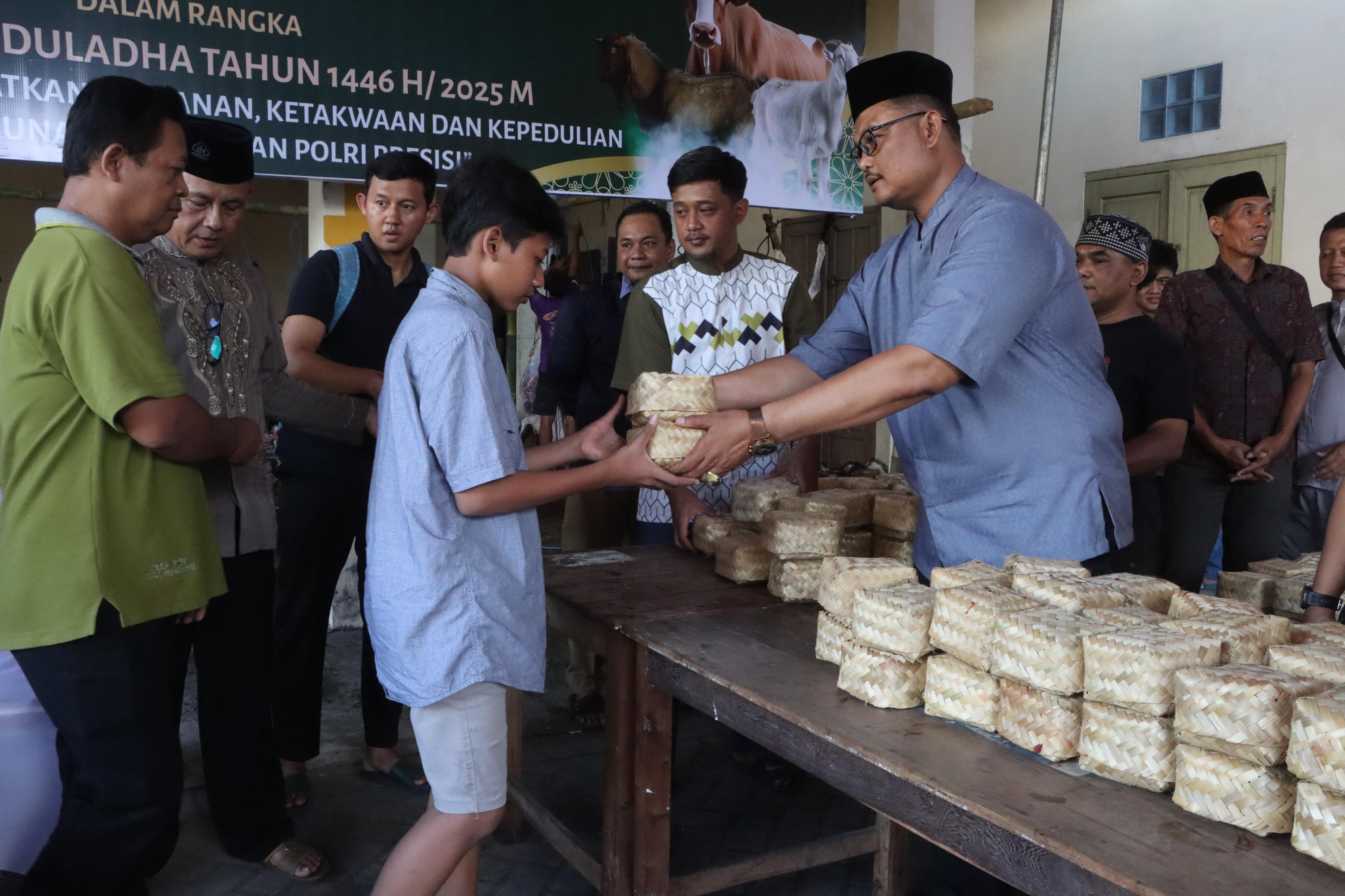 Peduli Lingkungan, Polres Tulungagung Gunakan Ribuan Besek Bambu untuk Pembagian Daging Kurban