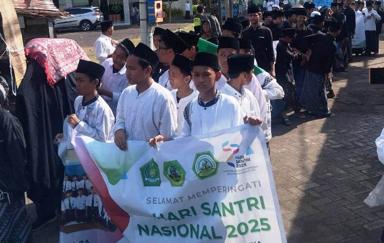 Polsek Benowo Amankan Pawai Hari Santri Nasional, Wujud Komitmen Jaga Kondusifitas Wilayah Surabaya
