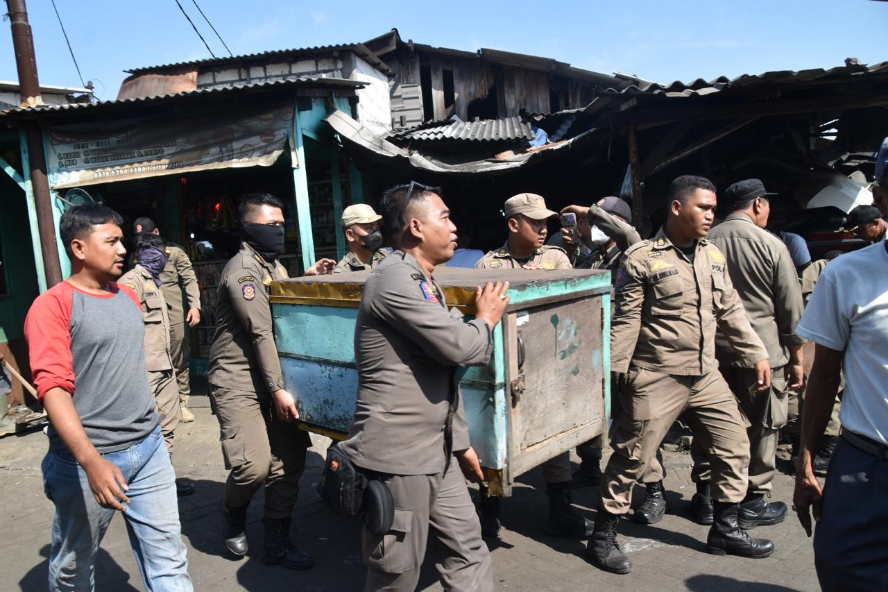 Satpol PP Surabaya Tertibkan PKL Pasar Loak Dupak Rukun