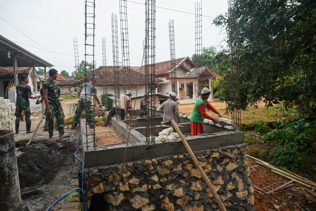 Gotong Royong Satgas TMMD, Dinding MWK Masjid Mulai Berdiri
