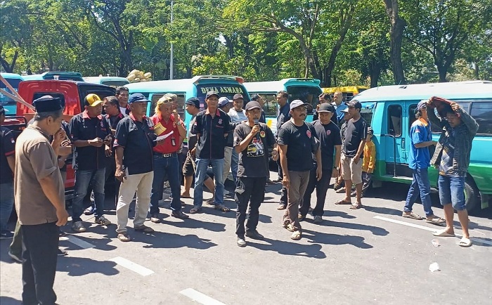 Ratusan Sopir Angkot Geruduk Dishub Jatim, Protes Transit Trans Jatim di Medaeng 