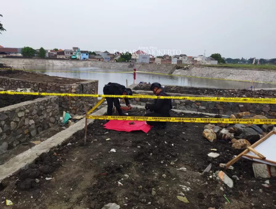 Sebuah Mortir Ditemukan di Proyek Pembangunan Kolam Mojokerto