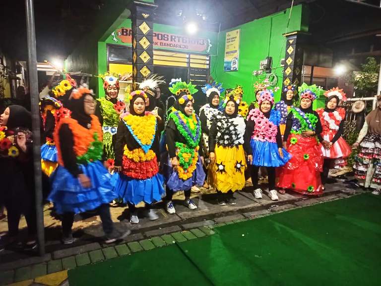 Kampung Daur Ulang Dupak Bandarejo Surabaya, Inovasi Ibu PKK Sulap Barang Bekas Jadi Karya Menarik