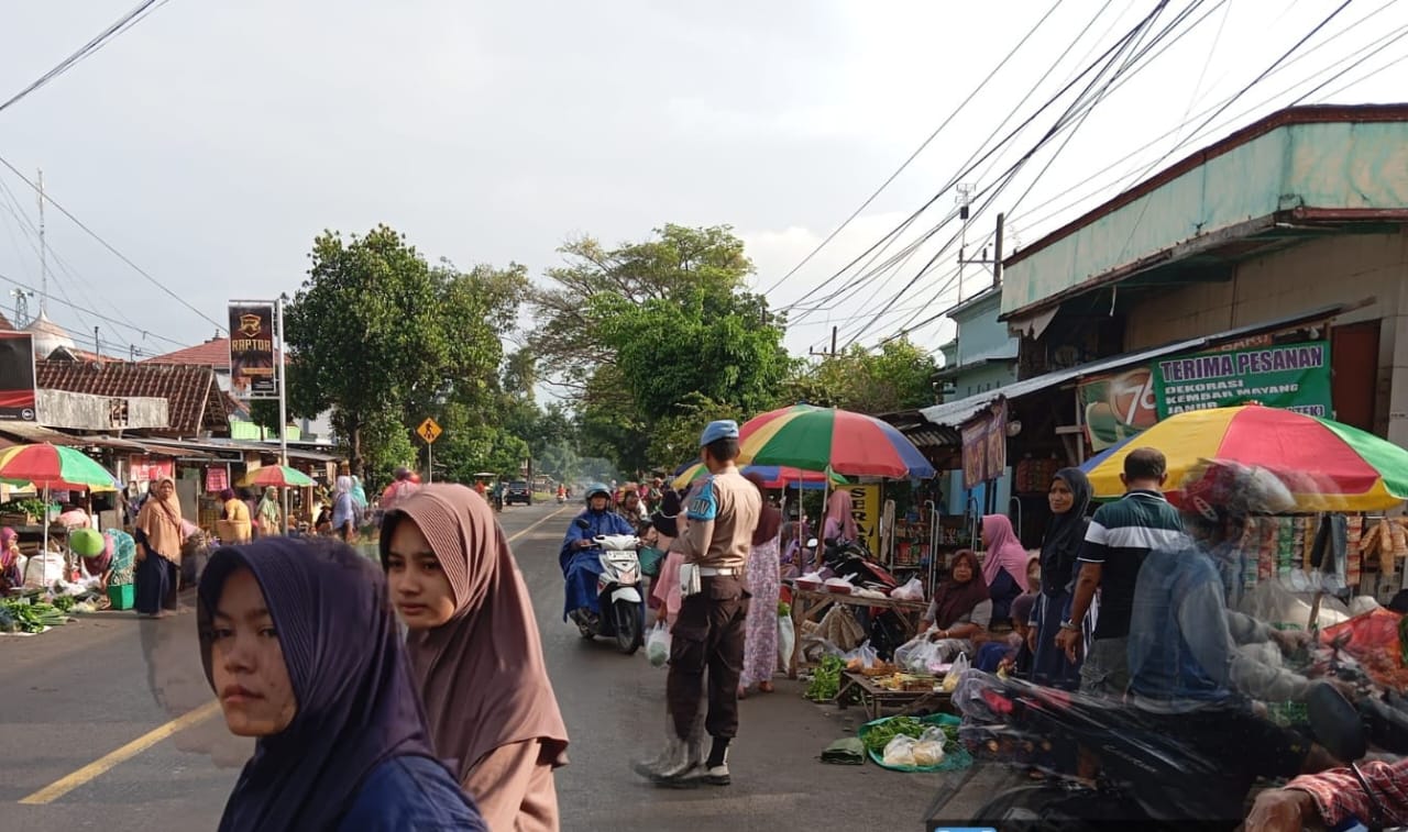 Cegah Kemacetan, Personil Polsek Padangan Hadir di Pasar Tumpah