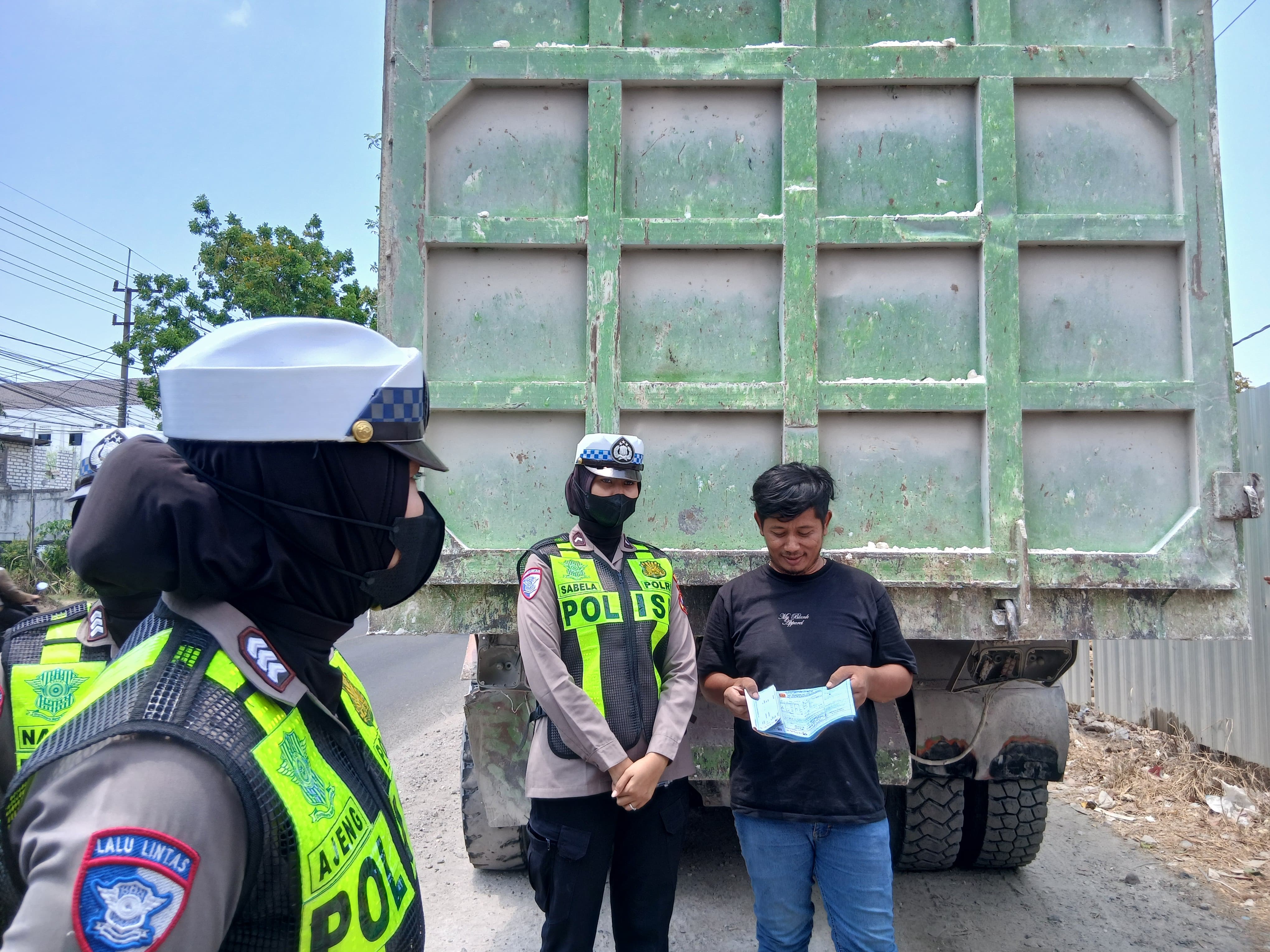 Satlantas Polres Gresik Tindak Tegas Truk Tanpa Terpal di Jalan Raya Pantura