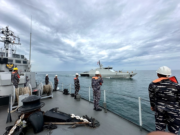 Tingkatkan Interoperabilitas, Dua KRI Koarmada II Gelar Latihan Bersama di Karang Unarang