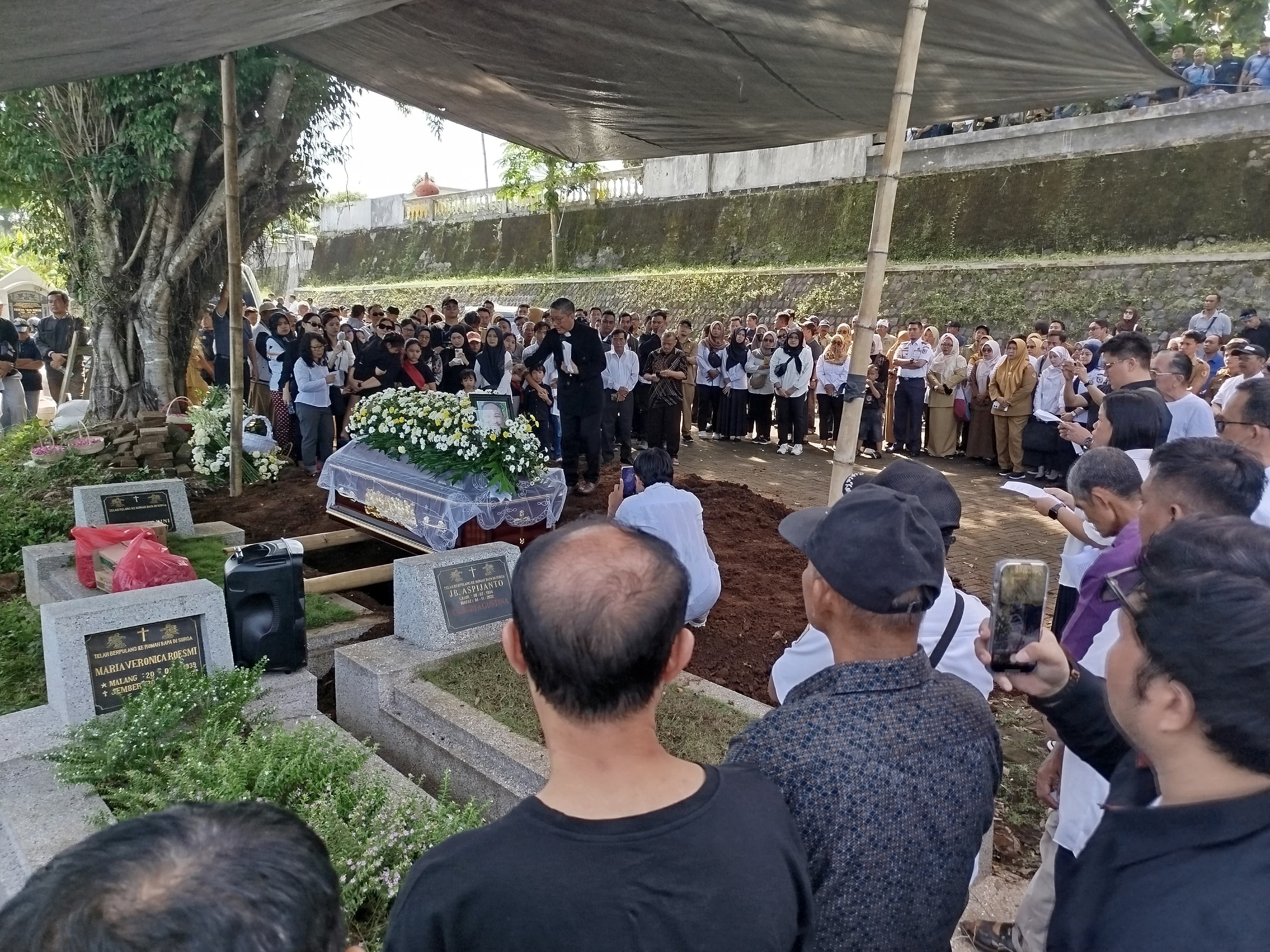 Ratusan Pelayat Antar Kepergian Sekretaris Dinas PRKPCK Jember, Suasana Haru Selimuti Pemakaman