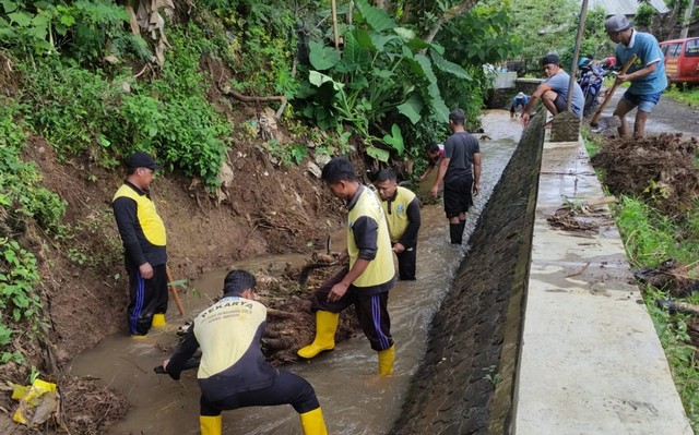 Cegah Gagal Panen, PUSDA Jatim Giat Bersihkan Saluran Irigasi di Ngawi