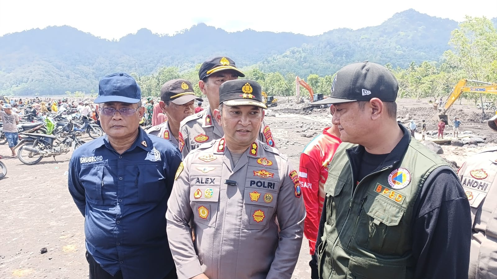 Aksi Kemanusiaan Personel Gabungan Polres Lumajang Pascabencana Lahar Semeru di Sumberlangsep
