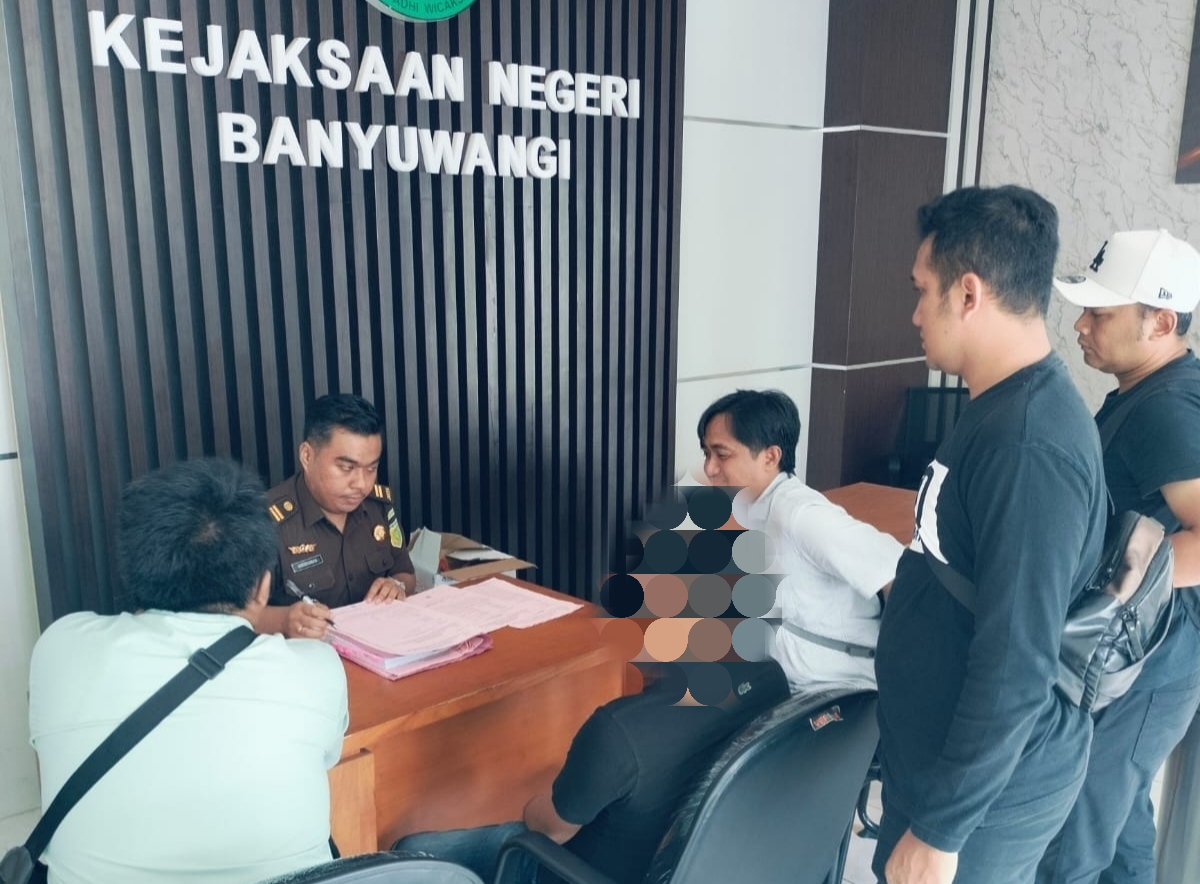 Satreskrim Polresta Banyuwangi Limpahkan Tersangka Penodongan Senpi ke Kejaksaan