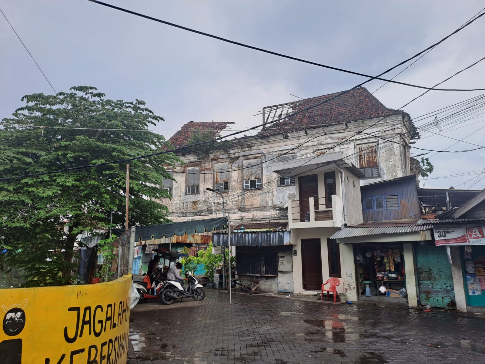 Atap Gedung Setan di Surabaya Ambruk Lagi, Beruntung Tak Ada Korban Jiwa   
