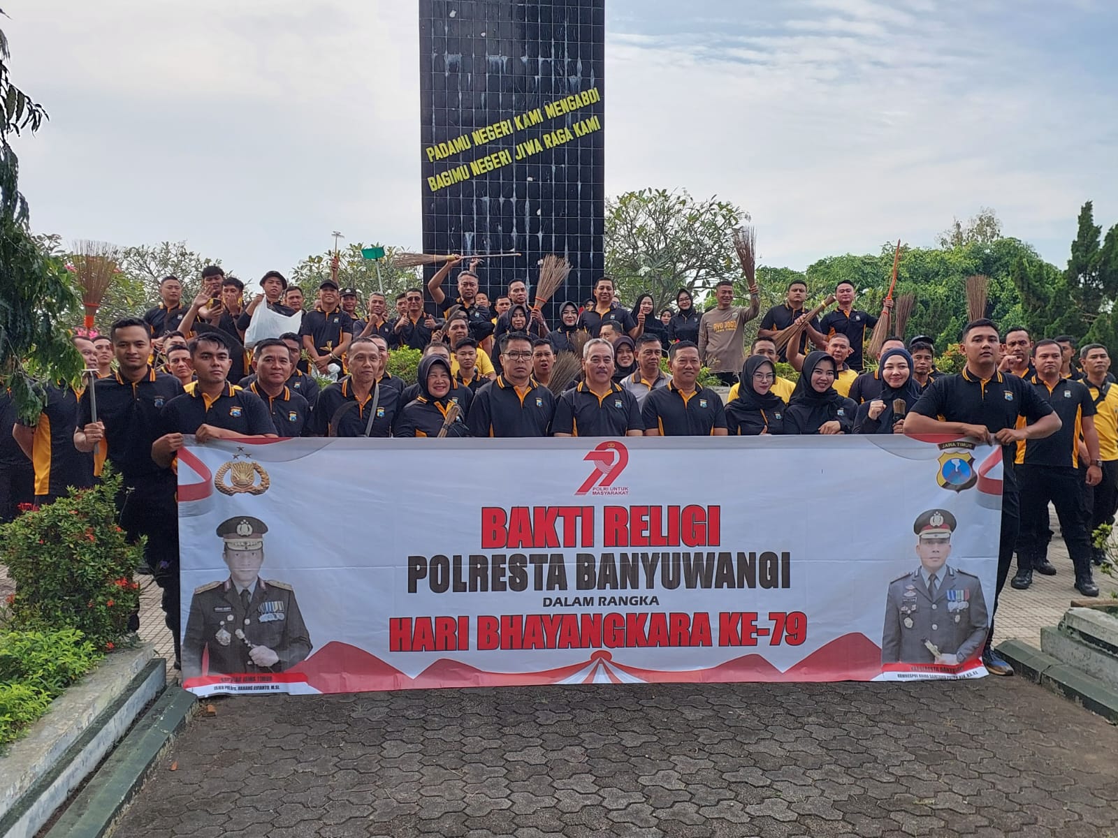 Polresta Banyuwangi Gelar Bakti Religi, Bersihkan Area TMP Wisma Raga Satria