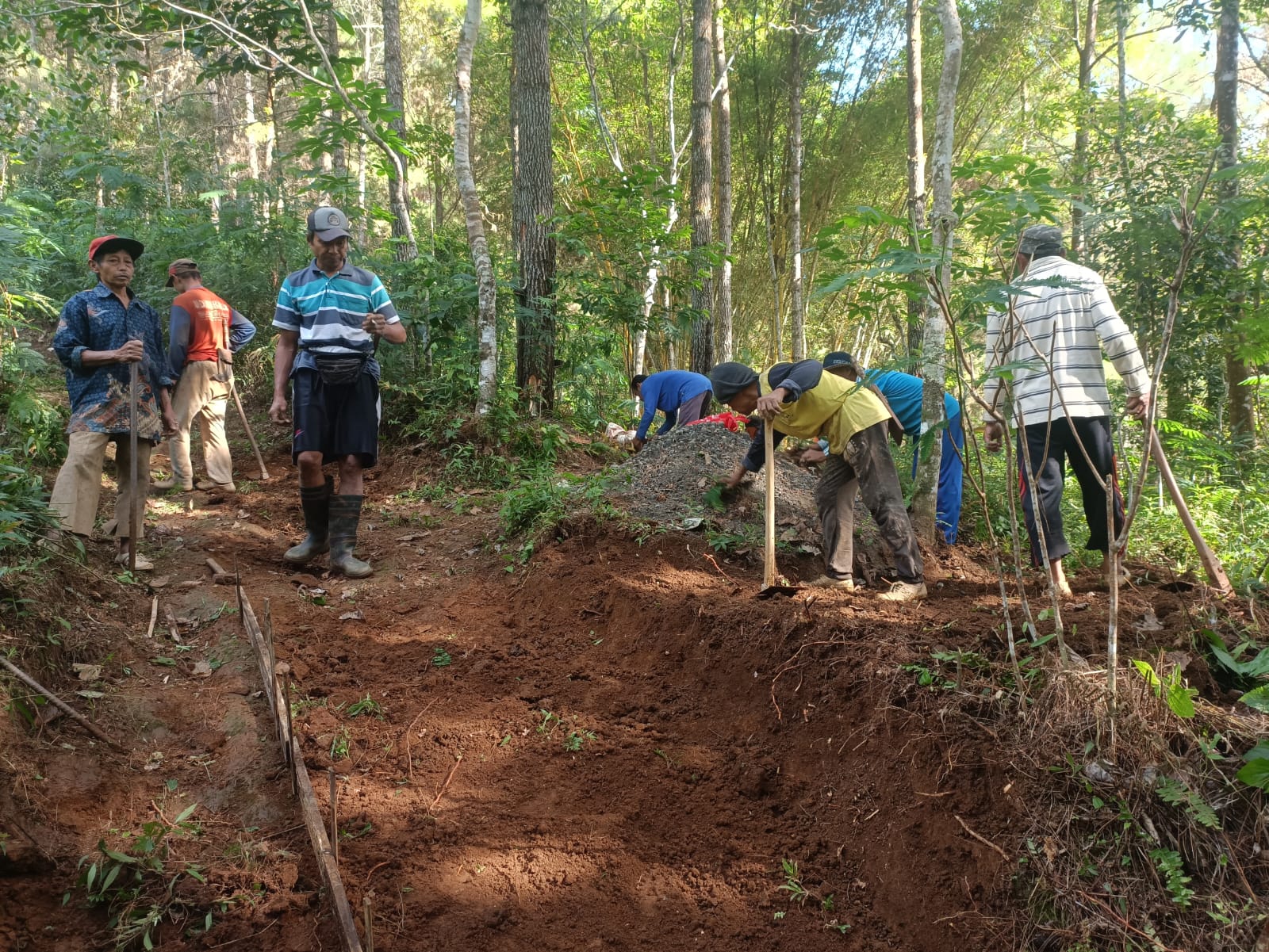 Masyarakat Trenggalek dan SMN Gotong Royong Tingkatkan Infrastruktur Jalan Desa