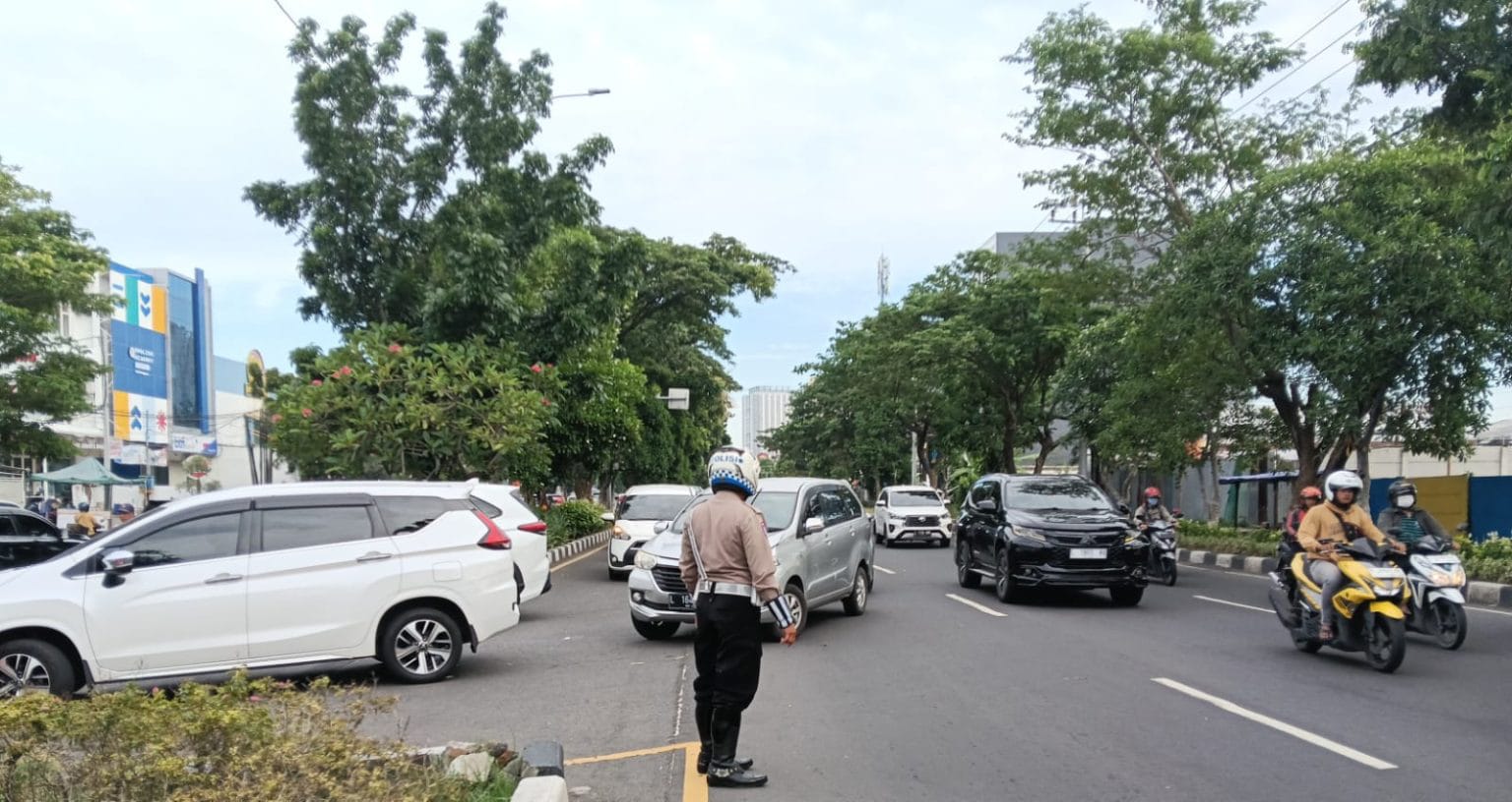 Polsek Rungkut Giat Pengaturan Lalu Lintas saat Jam Sibuk