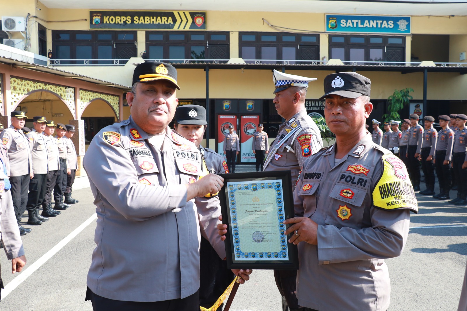 Kapolres Pelabuhan Tanjung Perak Beri Penghargaan Anggota Berprestasi