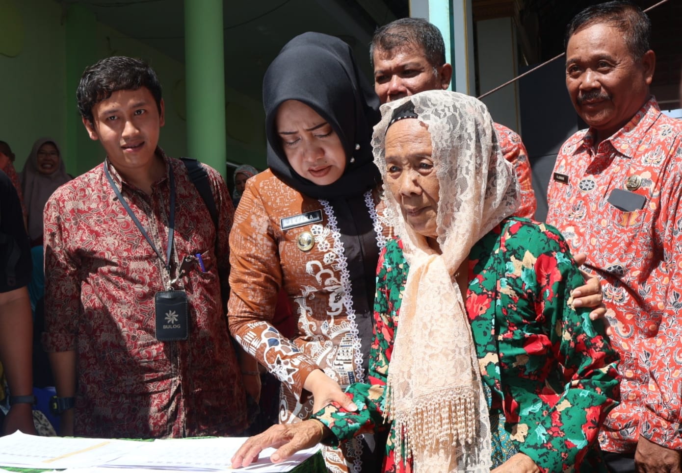 Ratusan KPM Desa Ngabar Kabupaten Mojokerto Terima Bantuan Pangan 