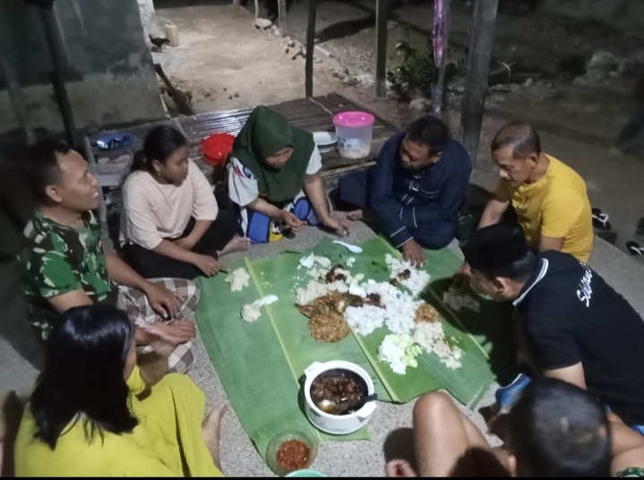 Tak Ada Sekat, TNI bersama Warga Santap Makan Malam di Lokasi TMMD