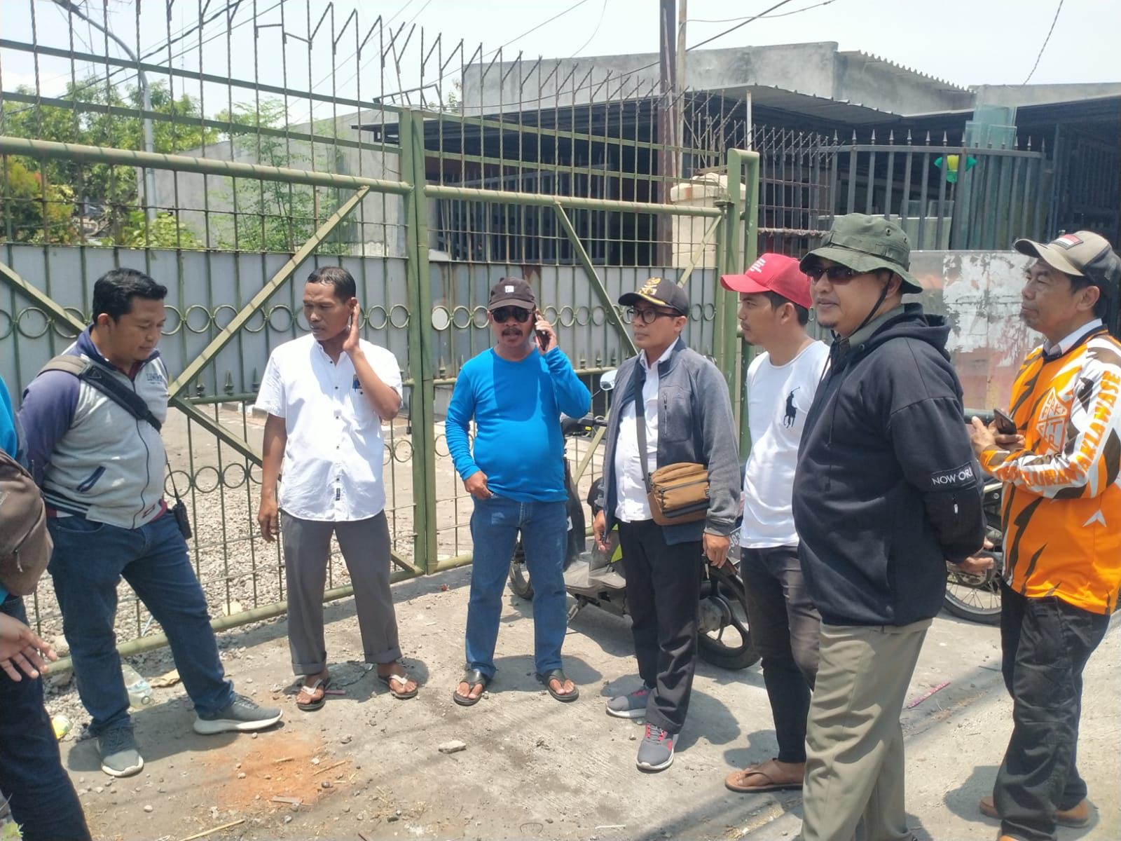 Respon Keluhan Warga Medokan Ayu, Dinas PUSDABM Surabaya Lakukan Normalisasi Saluran Air