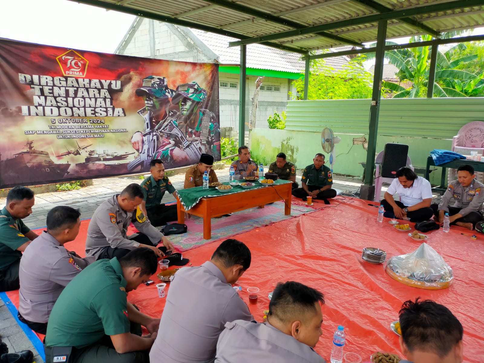 Kapolsek Kepohbaru Beri Kejutan Danramil dan Syukuran di HUT TNI Ke-79