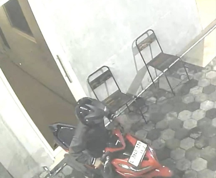 Terekam CCTV, 2 Maling Motor Beraksi di Rungkut Gunakan Nopol Palsu