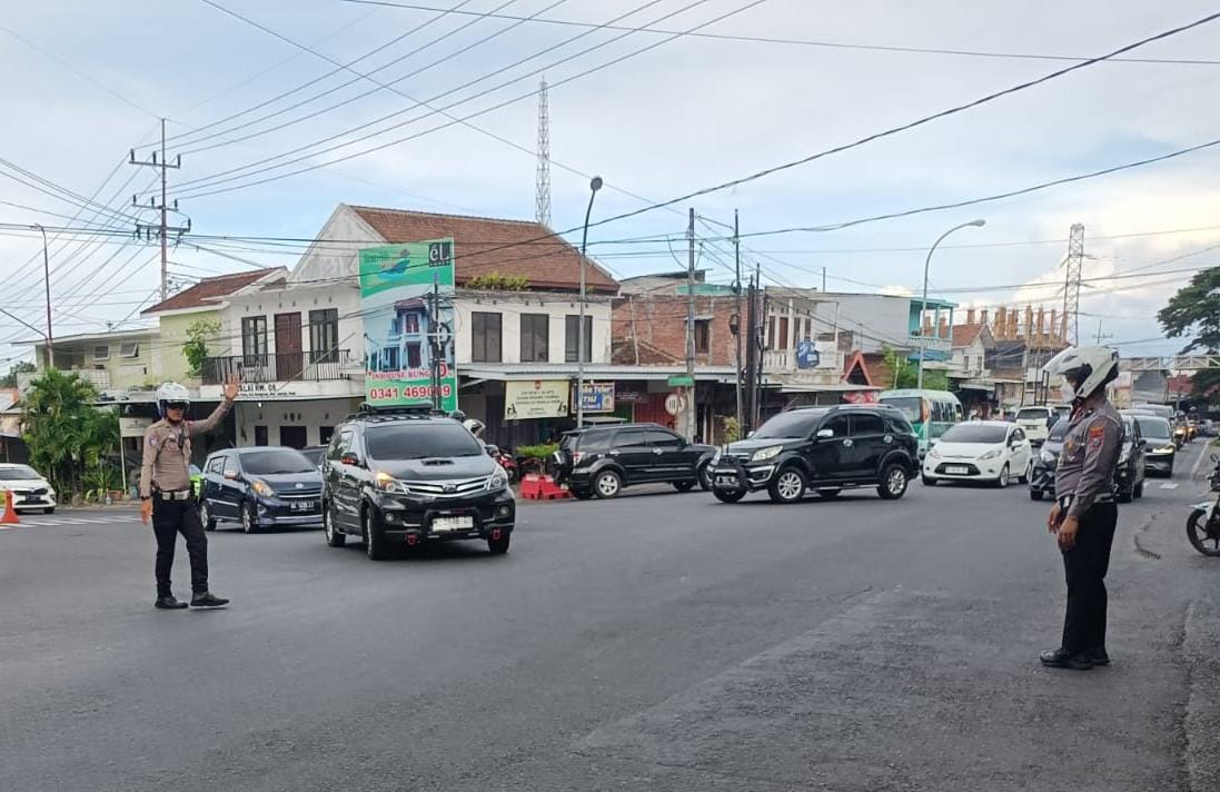 Satlantas Polres Batu Amankan Lalin, Perkuat Poros Pagi di Titik Rawan Laka