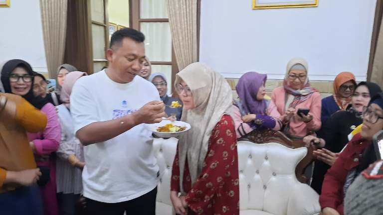 Mbak Una Rio Prayogo Rayakan Ulang Tahun Ke-29 Bersama Suami dan Masyarakat Situbondo