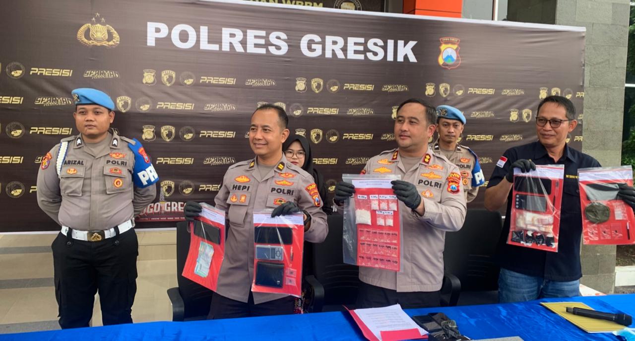 Polres Gresik Ringkus Sindikat Narkoba Lintas Kota, 4 Tersangka dan 68 Gram Sabu-sabu Diamankan