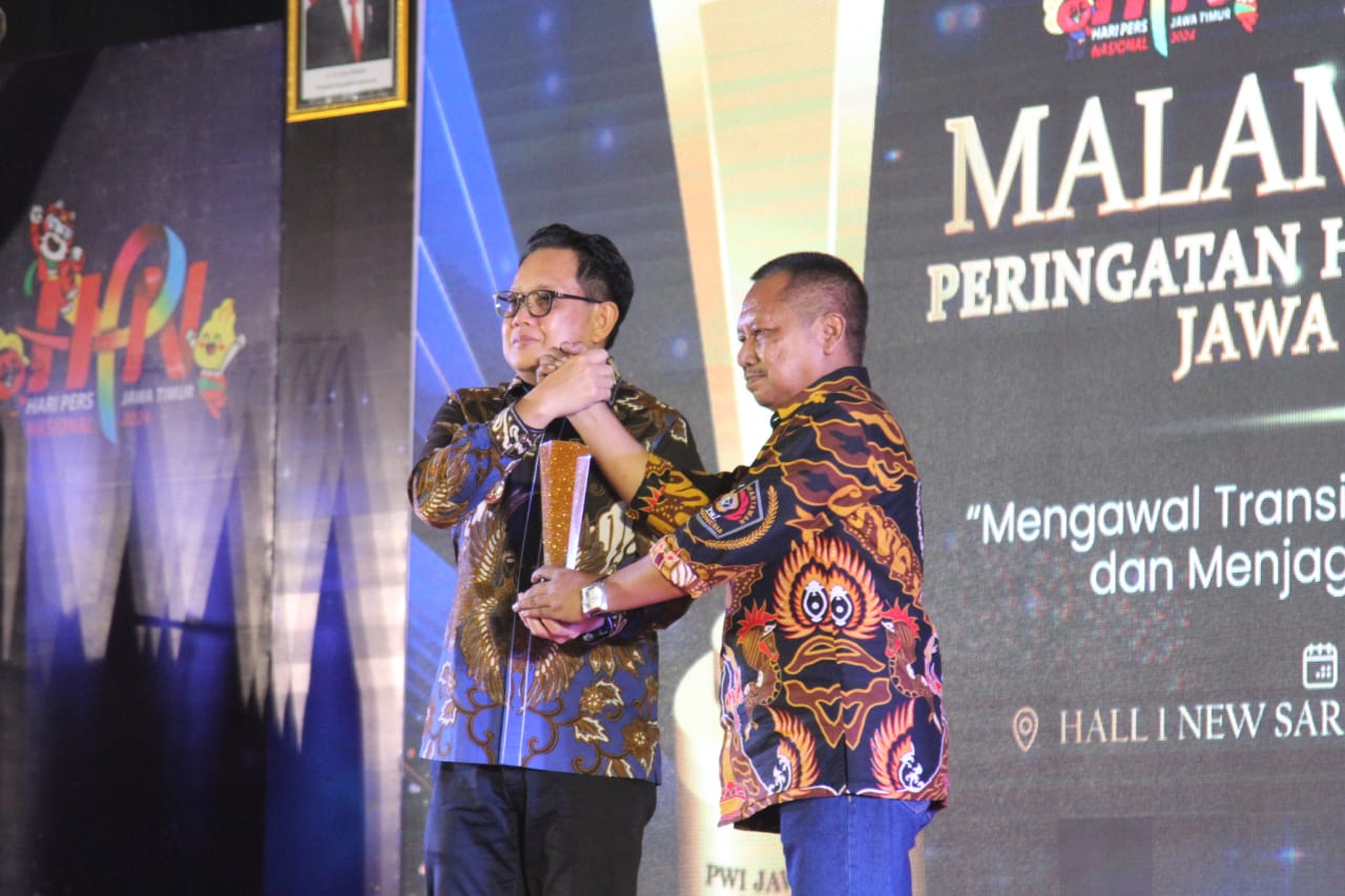 Terima PWI Jatim Award, Pj Gubernur Jatim : Dukung Sepenuhnya Kegiatan Pers