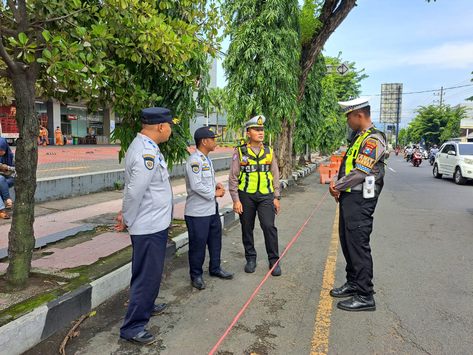 Satlantas Polres Kediri Kota Tindak Parkir Liar Menjamur di Depan Ketos