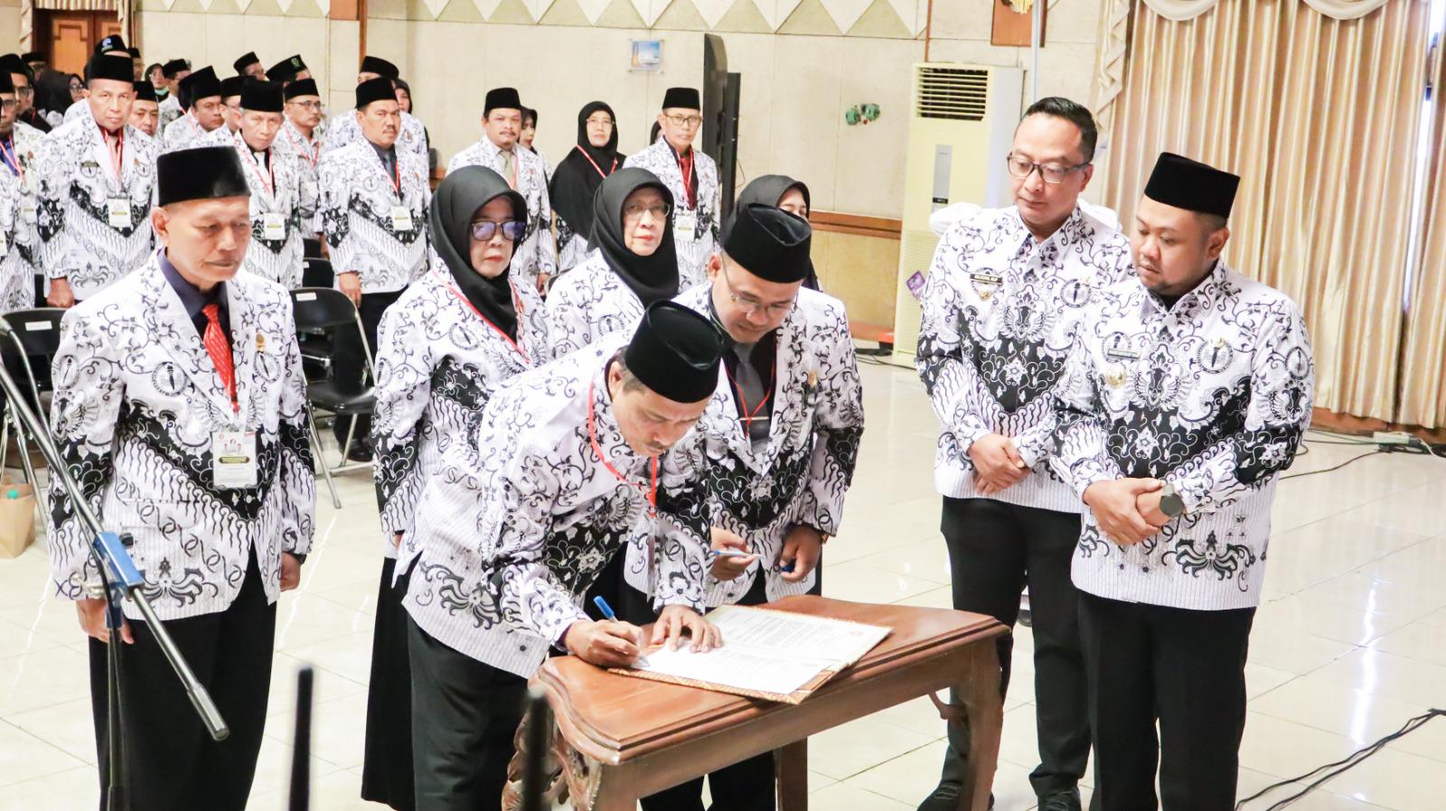 Pengurus Baru PGRI Gresik Dilantik, Bupati Minta Mutu Pendidikan Ditingkatkan