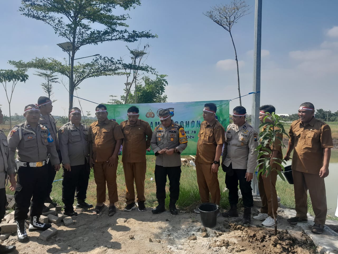 Polsek Balongpanggang Tanam Bibit Pohon di Waduk Citani Alam