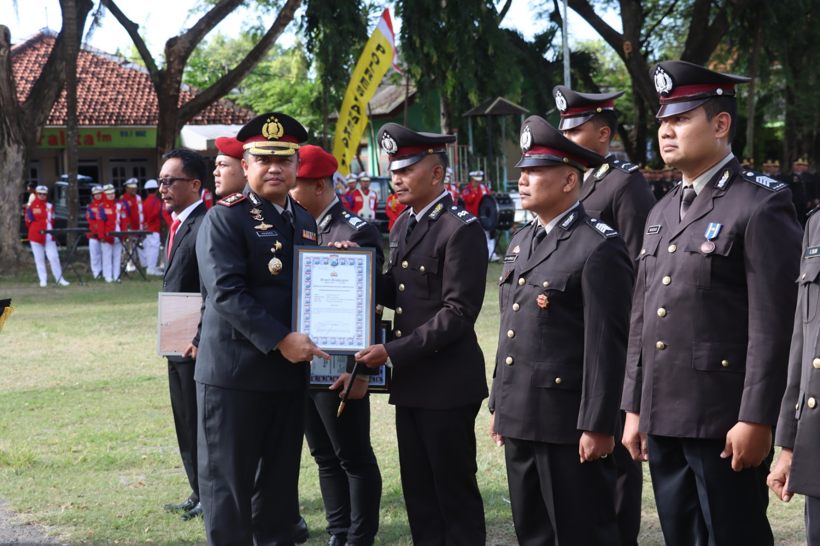 Peringatan Hari Bhayangkara, Kapolres Pamekasan Beri Penghargaan Satya Lencana Kesetiaan