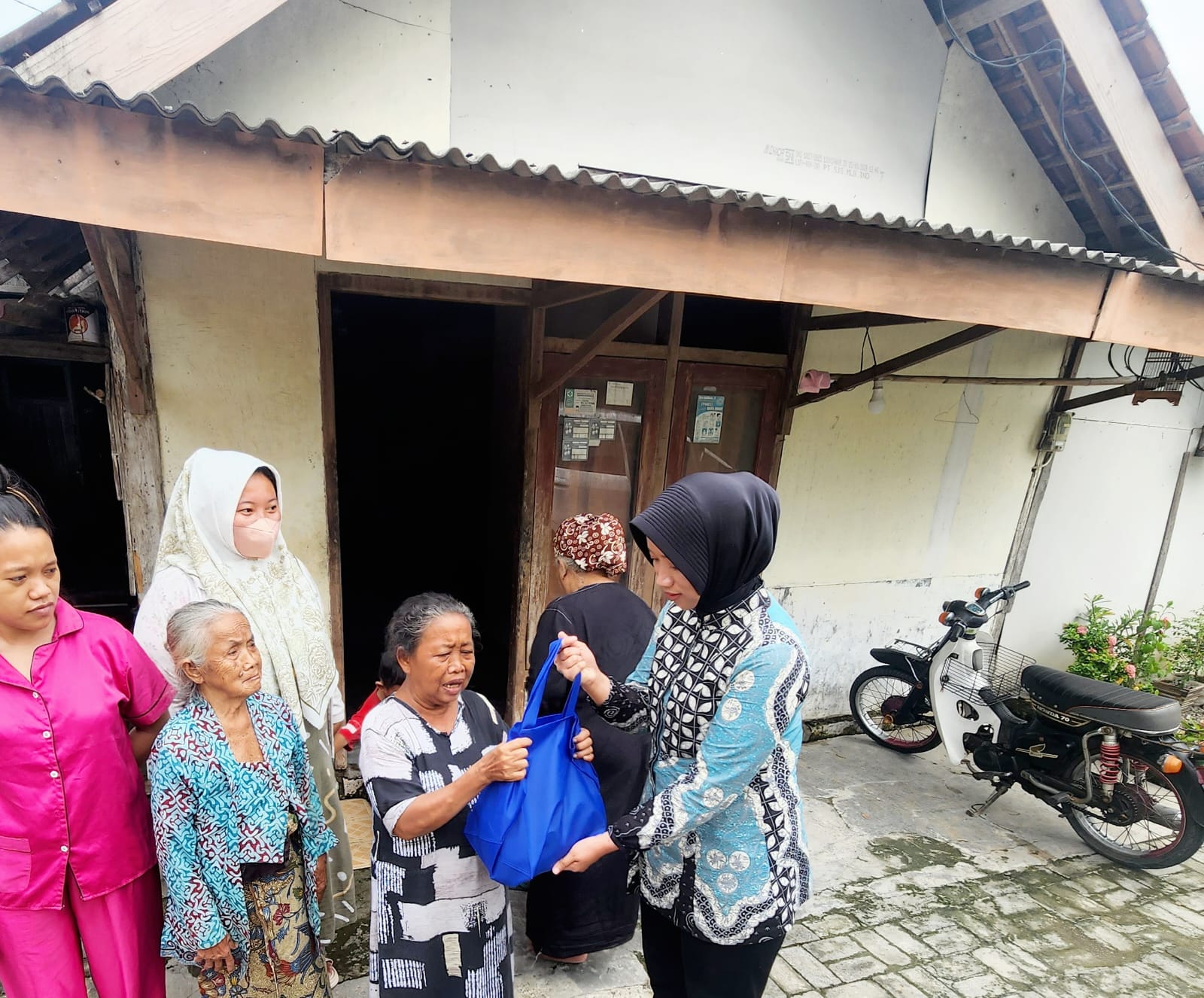 Jumat Berkah, Satresnarkoba Polres Bojonegoro Bagikan Paket Beras dan Minyak Goreng ke Warga